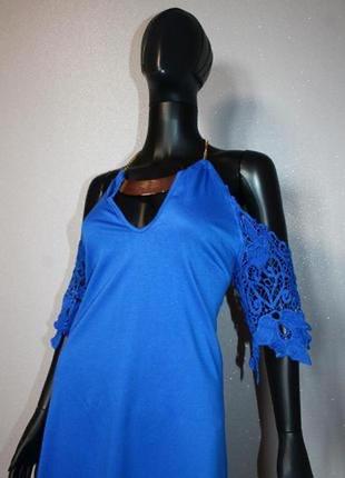 Стильное нарядное синее платье с открытми плечами,вязаным рукавом и металлическим ожерельем м