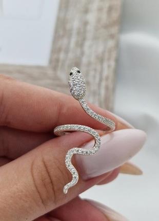 Кольцо серебряное змея незамкнутое с белыми и черными фианитами2 фото