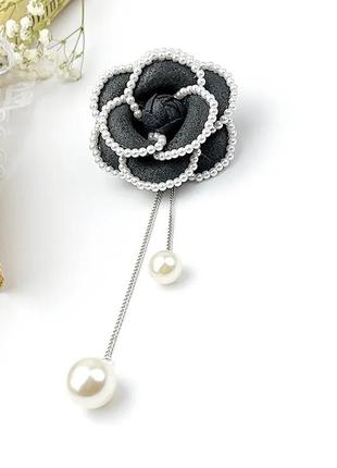 Брошка жіноча у формі квітки матеріал твід колір чорний із підвісками та перлами