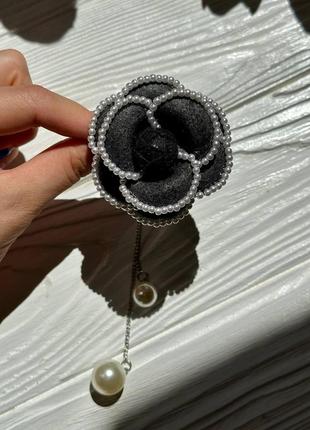 Брошка жіноча у формі квітки матеріал твід колір чорний із підвісками та перлами3 фото