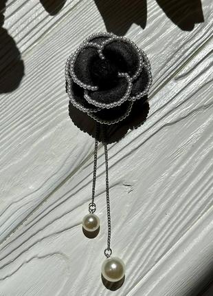 Брошка жіноча у формі квітки матеріал твід колір чорний із підвісками та перлами2 фото