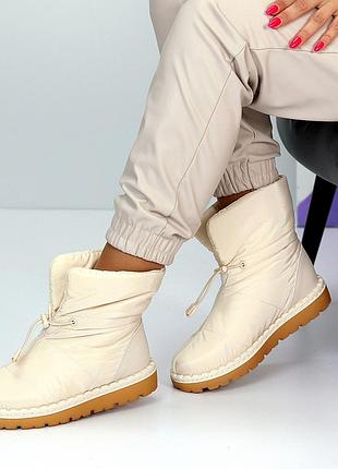 Стильні жіночі чоботи бежевого кольору, трендові жіночі дуті чоботи