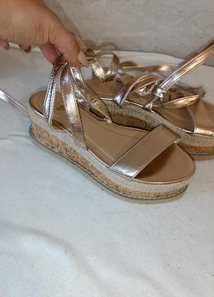 Босоножки на завязках на платформе