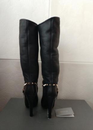 Стильные кожаные сапоги на высоких каблуках черного цвета4 фото