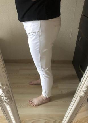 Белые необычные джинсы скинии с заклёпками и стразами  48-50 р7 фото