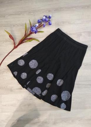 Черная юбка миди расклешенная с орнаментом принтом1 фото