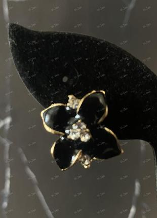 Сережки гвозики, квітка чорного кольору.