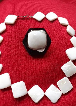 Комплект.бусы и кольцо из перламутра