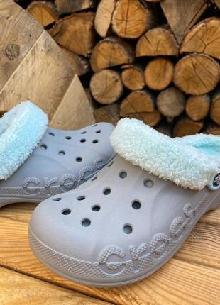 Утепленные crocs baya lined fuzz strap original grey/ice blue