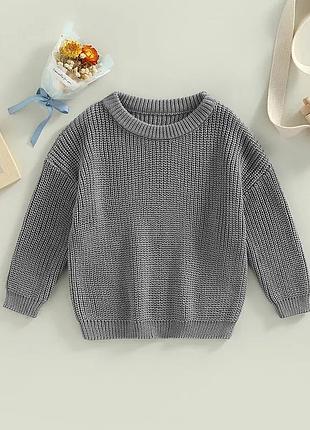 Вязаный свитер в стиле оверсайз.