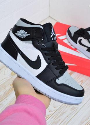 Nike air jordan 1 retro кроссовки женские кожаные найк джордан высокие осенние белые с серым и черным