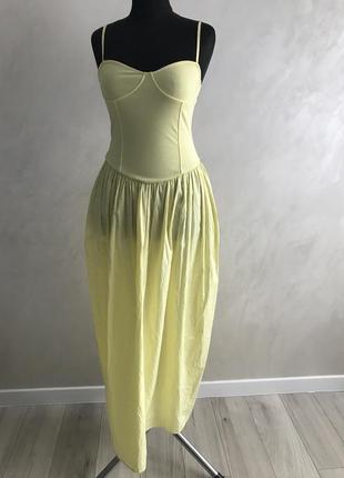Длинное платье лимонного цвета