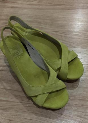 Фирменные босоножки white stuff