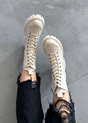 Белые зимние ботинки