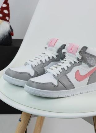 Жіночі зимові кросівки nike air jordan 1 retro white grey pink4 фото