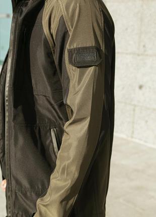 Куртка вітровка чоловіча повсякденна водоневпроникна без капюшона чорна з хакі демісезонна7 фото