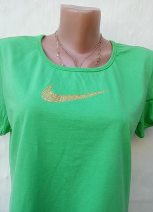Спортивная сочная котоновая зеленая ☘️ футболка.3 фото
