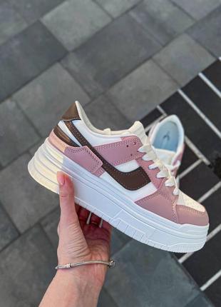 Женские кроссовки