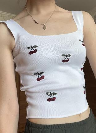 Білий топ з вишеньками