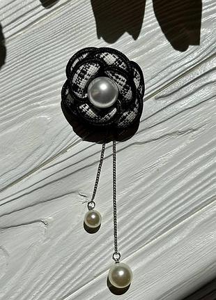 Брошка жіноча у формі квітки матеріал твід колір чорно-білий із підвісками та перлами