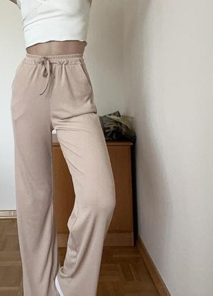 Бежеві штани в рубчик