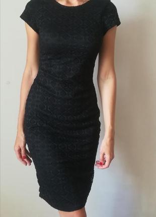 Чорна мереживна сукня по фігурі