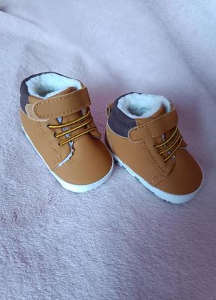 Фирменные ботинки тепленькие на резинке и липучке, размер от 0-3 месяцев1 фото
