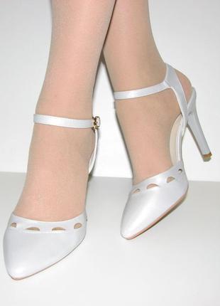 Жіночі срібні босоніжки закритий вузький носок шпилька1 фото