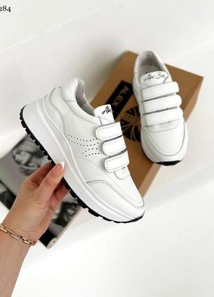 Білі жіночі шкіряні кросівки на липучках