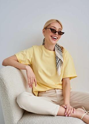 Женская базовая желтая футболка оверсайз с ярко-розовой надписью и коротким рукавом reserved vfl, м