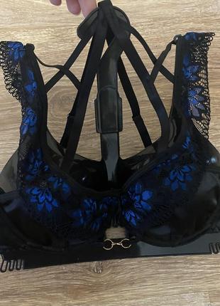 Шикарний, базовий, ажурний, бюстгальтер, чорного кольору, з синім ажуром, від бренду: h&m 👌