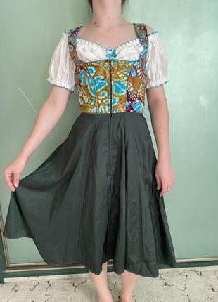 Австрійський сарафан з фатиновим підʼюпником дріндль дріндл баварський з вишивкою вінтаж вінтажна сукня плаття у вінтажному стилі зелене