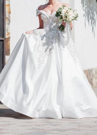 Свадебное атласное платье1 фото