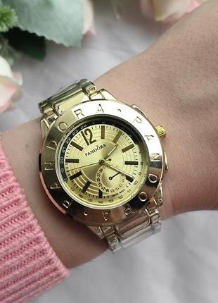 Золотистые женские наручные часы на металлическом браслете2 фото