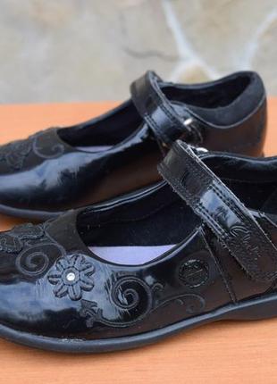 Оригинальные туфли на девочку clarks (англия) кожа мигают р.8,5(26)