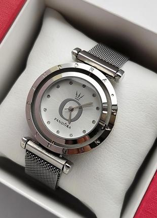 Женские часы серебристого цвета с вращающимся циферблатом на магнитной застежке