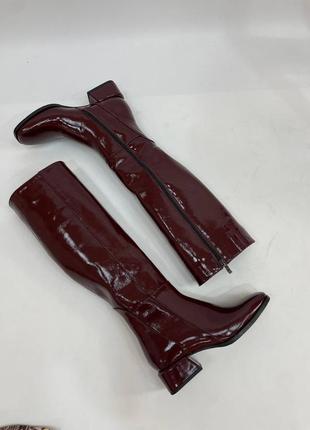 Екслюзивні чоботи з італійської шкіри та замші жіночі лаку жіночі на низькому каблуку9 фото