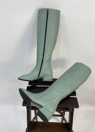 Екслюзивні чоботи з італійської шкіри та замші жіночі лаку жіночі на низькому каблуку3 фото