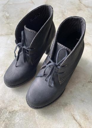 Шкіряні черевички на стійких підборах від clarks з сша2 фото