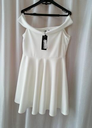 Красивое кокетливое  белоснежное платье со спущенными плечами , плечи открыты ,  пышная юбка  в бёдр