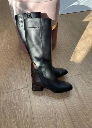 Екслюзивні чоботи з італійської шкіри та замші жіночі на низькому каблуку5 фото