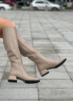 Екслюзивні чоботи з італійської шкіри та замші жіночі на низькому каблуку9 фото
