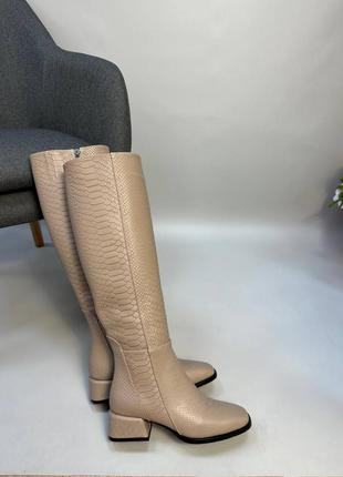 Екслюзивні чоботи з італійської шкіри та замші жіночі на низькому каблуку4 фото