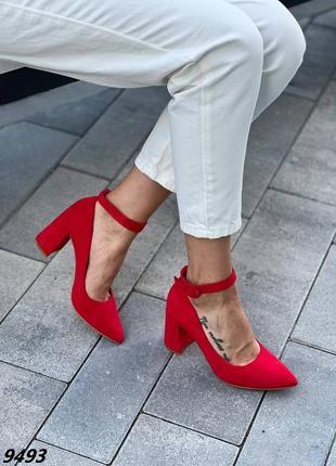 Красные невероятные туфли с острым носом на каблуке
