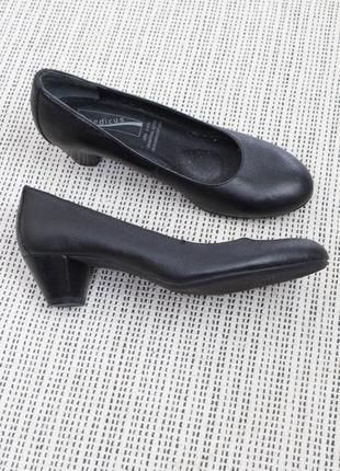 Чорні шкіряні туфлі на маленькому підборі 37 розмір