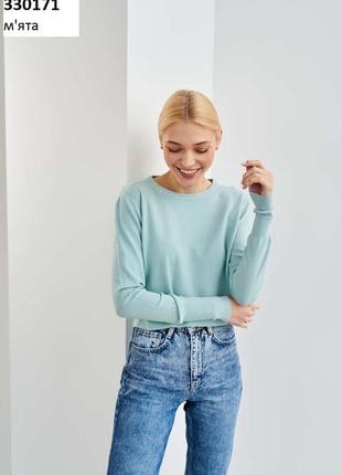 Жіночий укорочений светр м’ятного кольору
