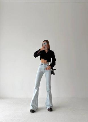 Жіночі сірі джинси клеш від коліна тренд 2023