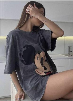 Крутая удлиненная футболка-туника графит варенка турченчина с принтом или брендовой надписью сезен, баленсиага, мики, том и джори, лео♥️3 фото
