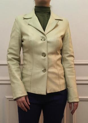 Женская кожаная куртка. в хорошем состоянии. размер 48.3 фото