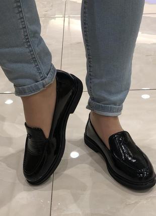 Женские лаковые турецкие туфли на низком ходу черные слиперы 15120 corta mussi 2955